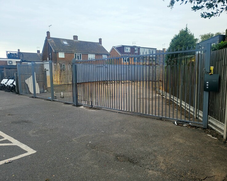 Staines Rd W, Ashford to rent - Building Photo - Image 1 of 8