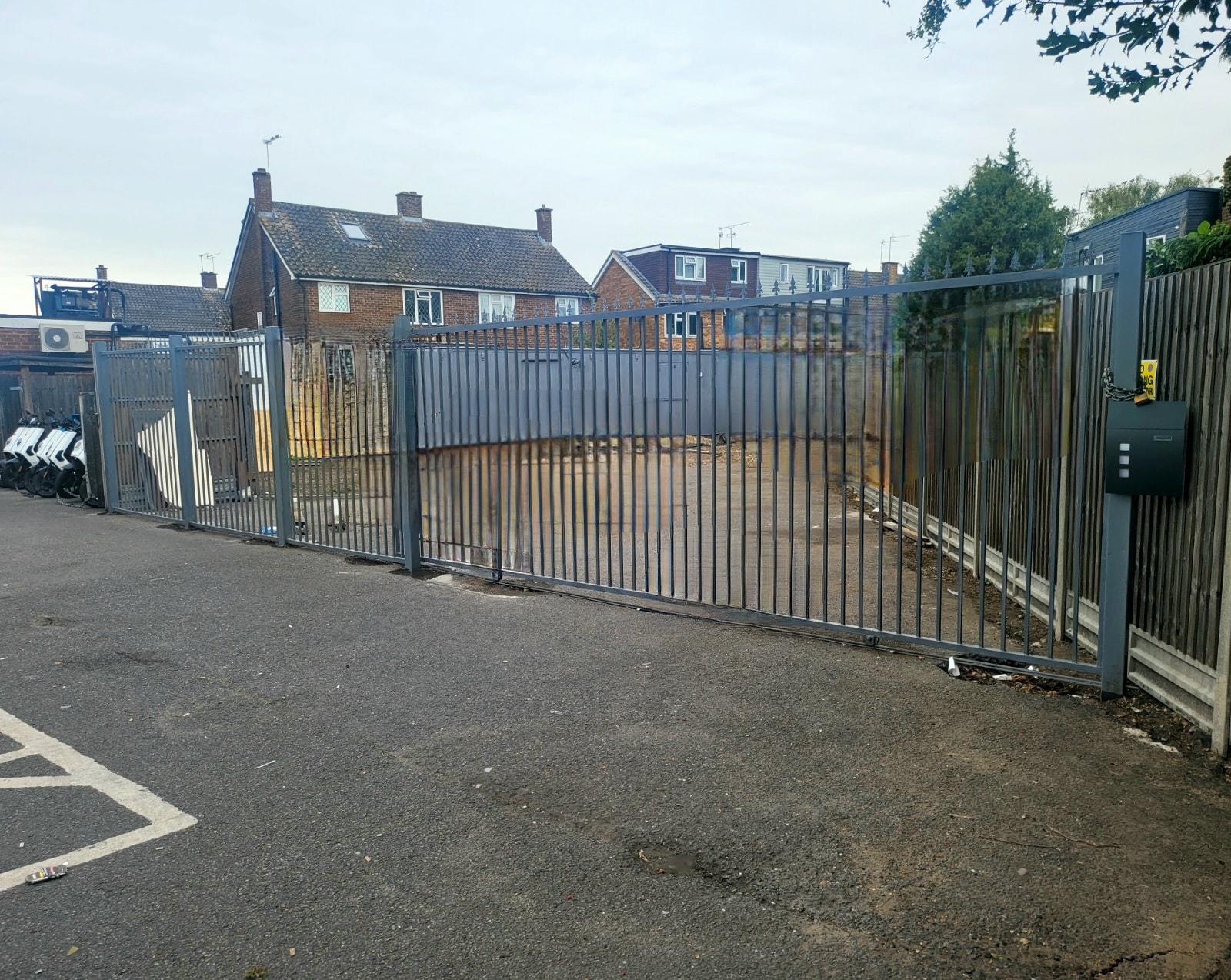 Staines Rd W, Ashford to rent Building Photo- Image 1 of 9