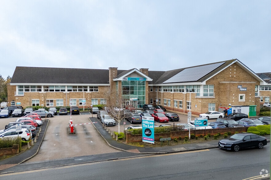 Highlands Rd, Solihull to rent - Primary Photo - Image 1 of 5