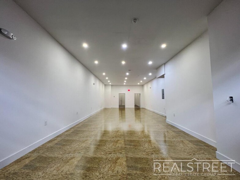 1172 Fulton St, Brooklyn, NY for rent - Interior Photo - Image 3 of 11