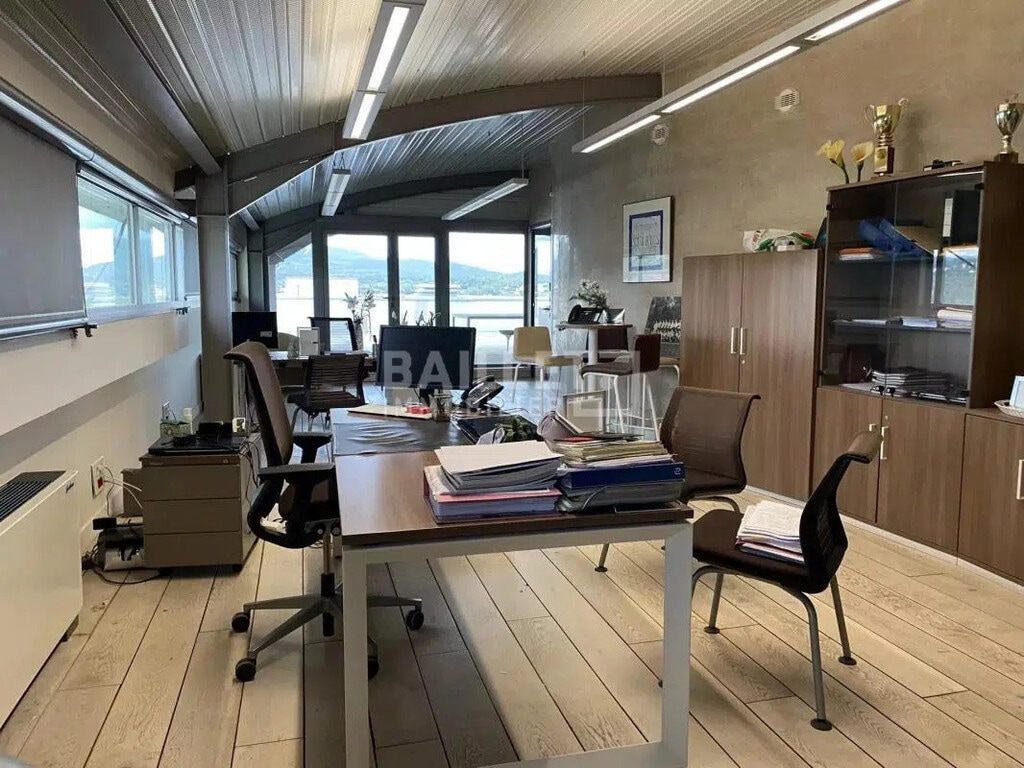 Location Bureaux 805 m² - Photo 1