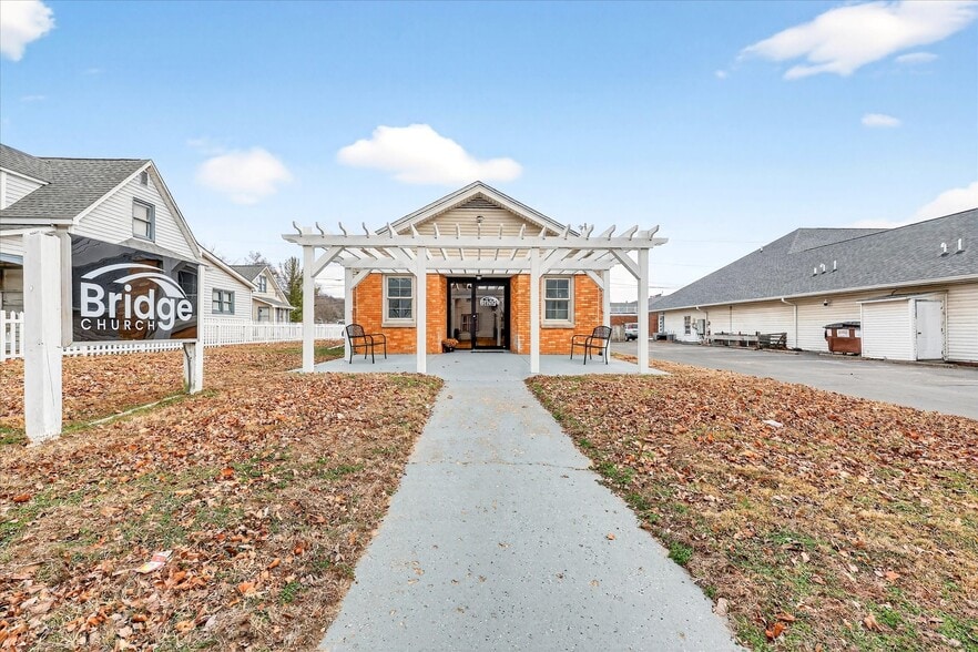 Spencer Three-Property Church & Resident portfolio of 2 properties for sale on LoopNet.co.uk - Primary Photo - Image 1 of 42