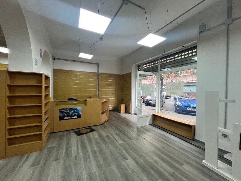 Retail in Madrid, Madrid to rent - Primary Photo - Image 1 of 4