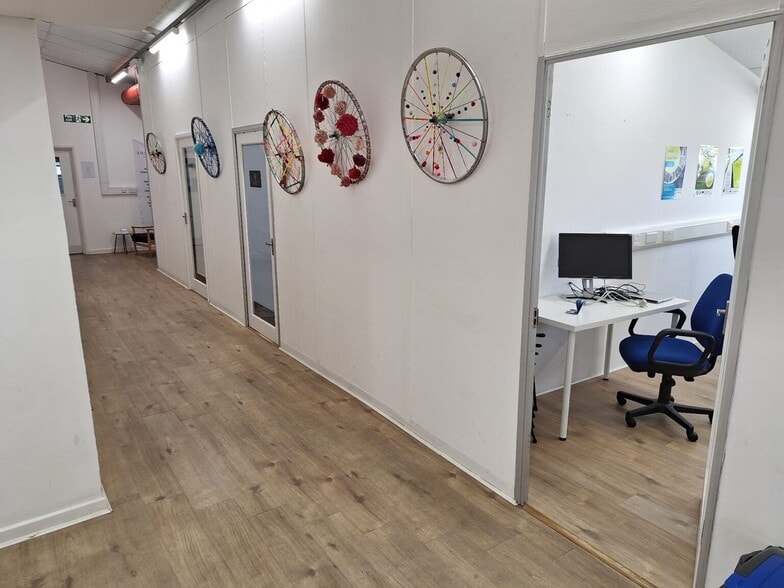 140 Cowley Rd, Cambridge to rent - Interior Photo - Image 3 of 6