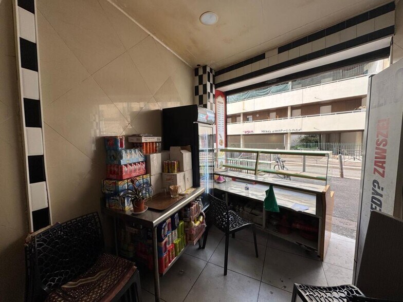 Retail in Marseille for sale - Interior Photo - Image 3 of 7