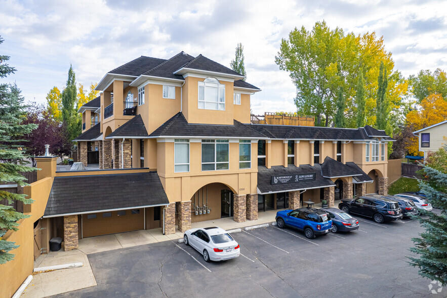 1700 Varsity Estates Dr NW, Calgary, AB for rent - Building Photo - Image 1 of 5