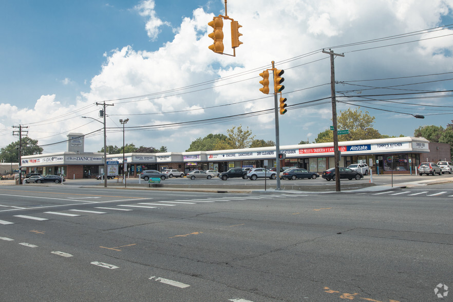 380 W Old Country Rd, Hicksville, NY for sale - Primary Photo - Image 1 of 1