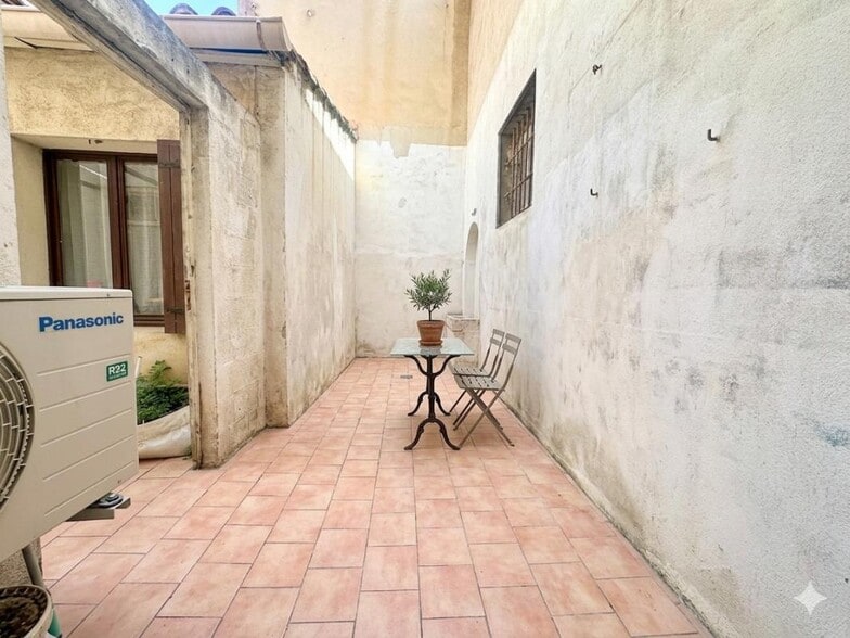 Retail in Marseille to rent - Interior Photo - Image 3 of 9