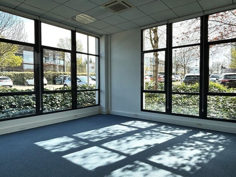 Office in Saint-Priest for sale - Interior Photo - Image 1 of 7