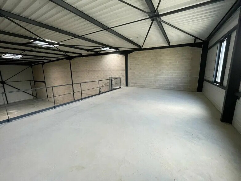 Light Industrial in Persan for sale - Building Photo - Image 2 of 4