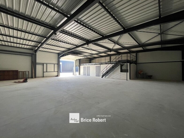 Light Industrial in Jonage to rent - Interior Photo - Image 2 of 8