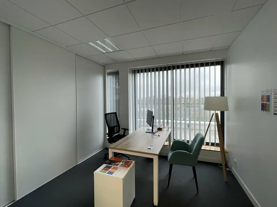 Location Bureaux 140 m² - Photo 1