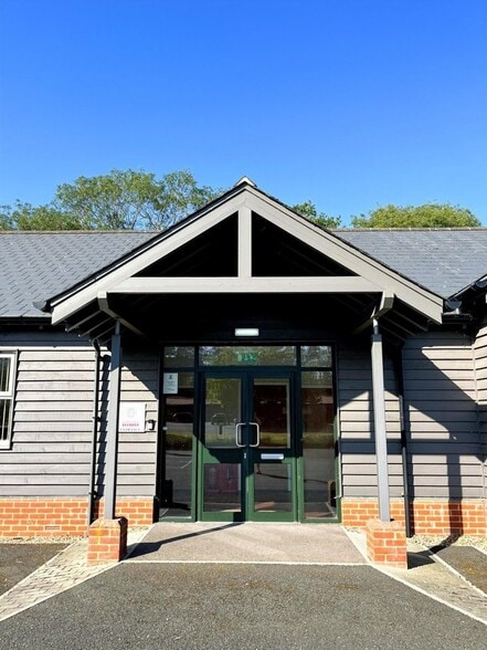 Park House, Earls Colne to rent - Building Photo - Image 2 of 18