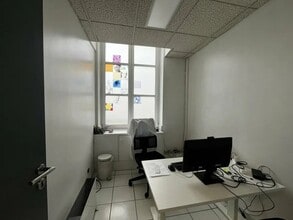 Retail in Lyon to rent Interior Photo- Image 2 of 9