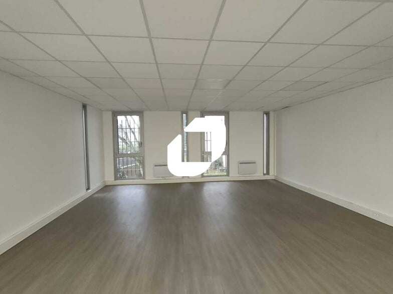 Office in Vélizy-Villacoublay to rent - Interior Photo - Image 2 of 8