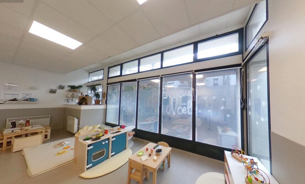 Retail in Suresnes to rent - Interior Photo - Image 2 of 10