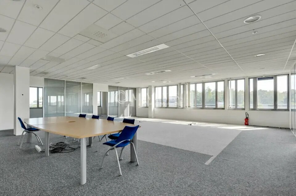 Office in Roissy-en-France to rent Building Photo- Image 1 of 9