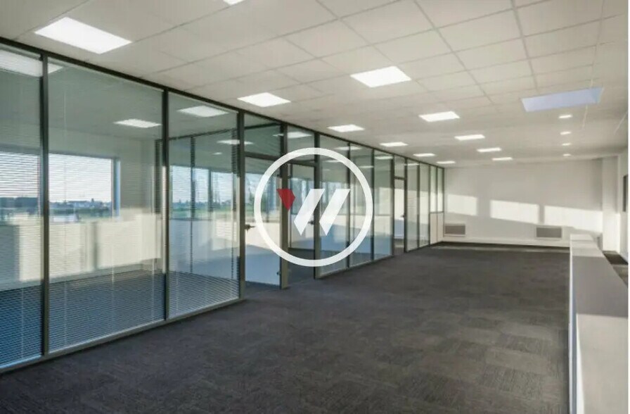 Light Industrial in Persan for sale - Interior Photo - Image 1 of 7