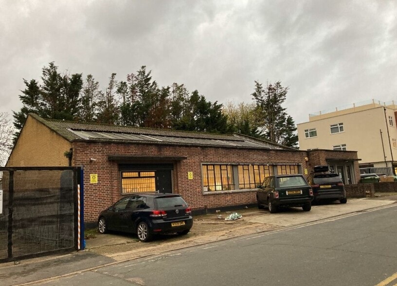 2 The Runway, Ruislip for sale - Primary Photo - Image 1 of 1