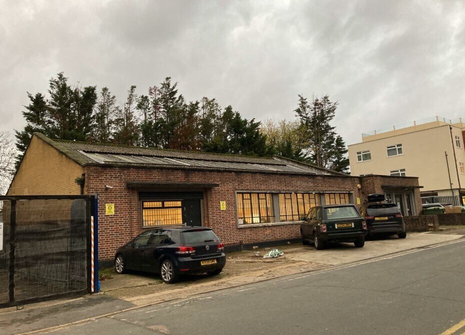 2 The Runway, Ruislip for sale Primary Photo- Image 1 of 1