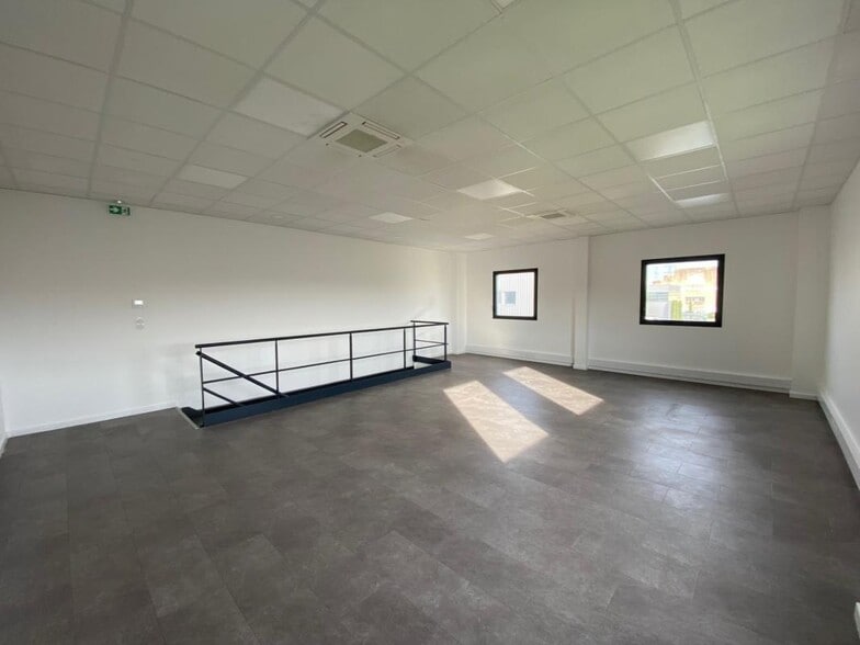 Light Industrial in Saint-Priest to rent - Building Photo - Image 2 of 9