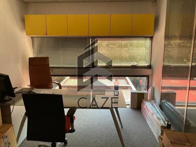 Office in Lormont to rent - Interior Photo - Image 2 of 11