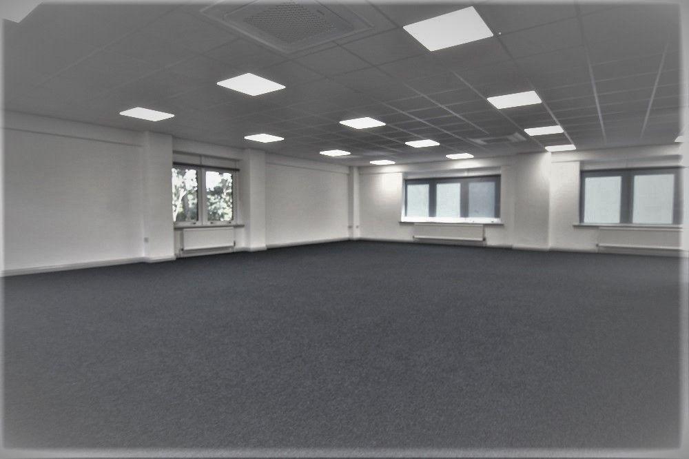 Oaklands Park, Wokingham to rent Interior Photo- Image 1 of 2