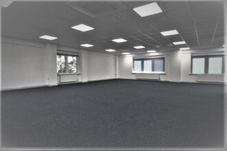 Oaklands Park, Wokingham to rent Interior Photo- Image 1 of 2