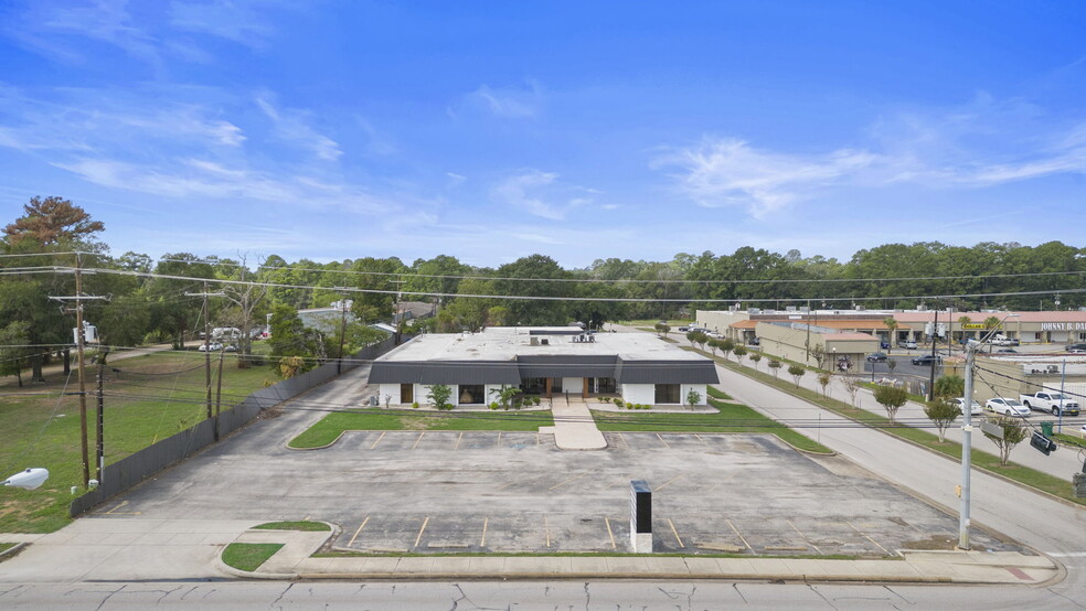 1915 N Frazier St, Conroe, TX for sale - Building Photo - Image 1 of 17