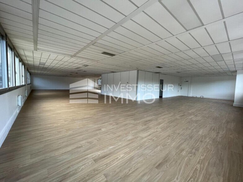 Light Industrial in Gennevilliers to rent - Interior Photo - Image 2 of 10