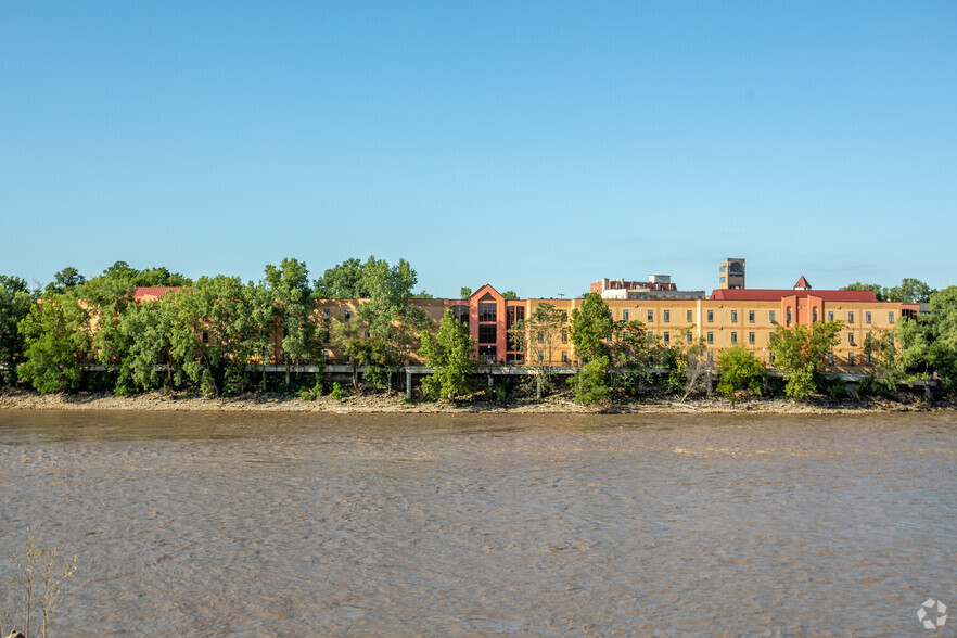 1 Riverfront Plz, Lawrence, KS for sale - Building Photo - Image 1 of 3