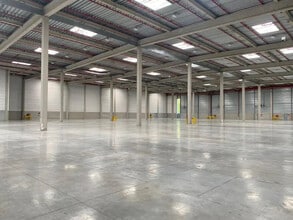 Industrial in Le Plessis-Pâté to rent Interior Photo- Image 2 of 4