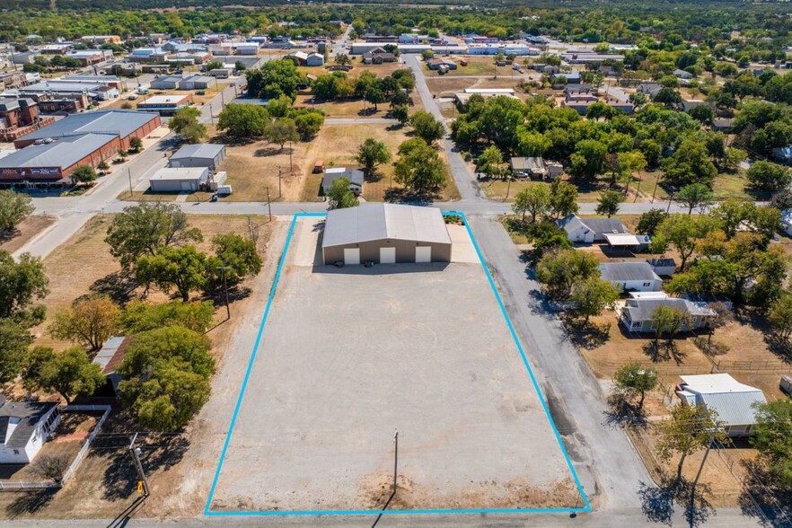 210 W Walnut St, Nocona, TX for sale - Primary Photo - Image 1 of 27