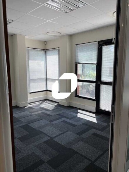 Office in Saint-Ouen-sur-Seine to rent - Building Photo - Image 3 of 12