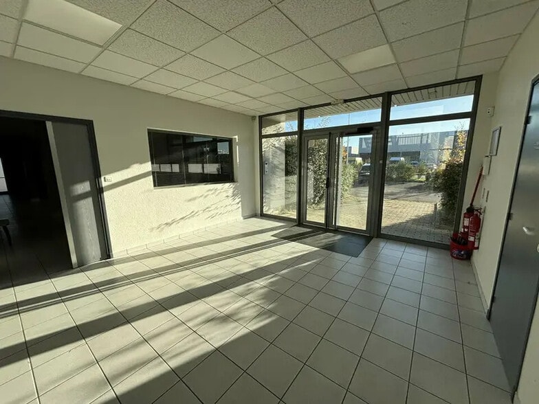 11 Rue Andre Citroen, Genas to rent - Lobby - Image 2 of 14