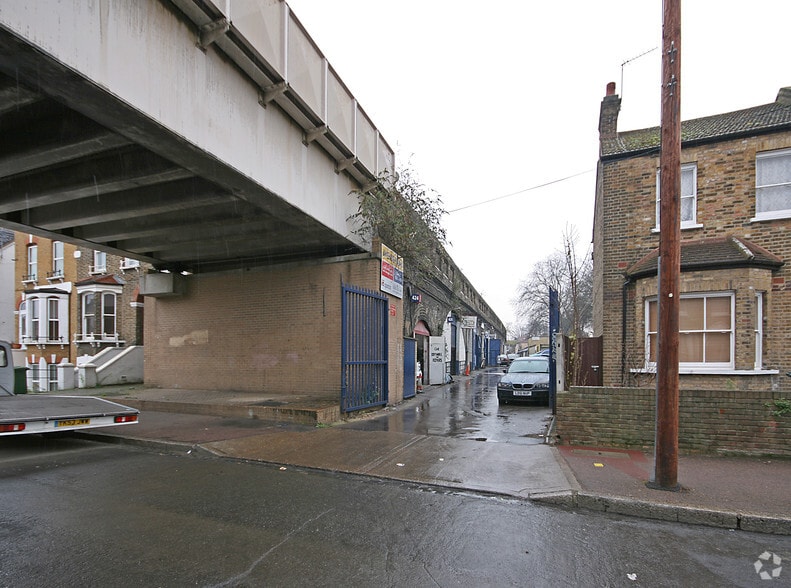 Avenue Rd, London to rent - Building Photo - Image 2 of 15