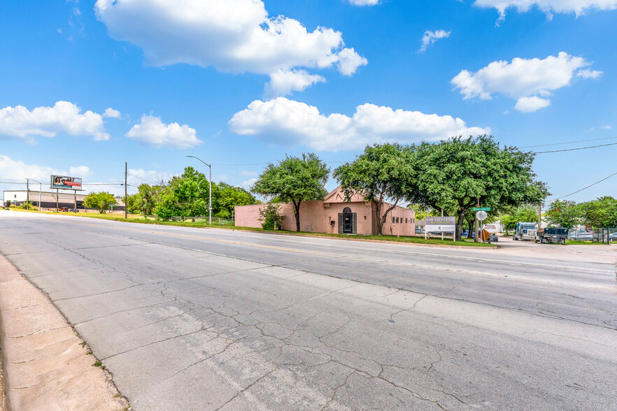 1015 Riverside Dr, Fort Worth, TX for sale - Building Photo - Image 1 of 1