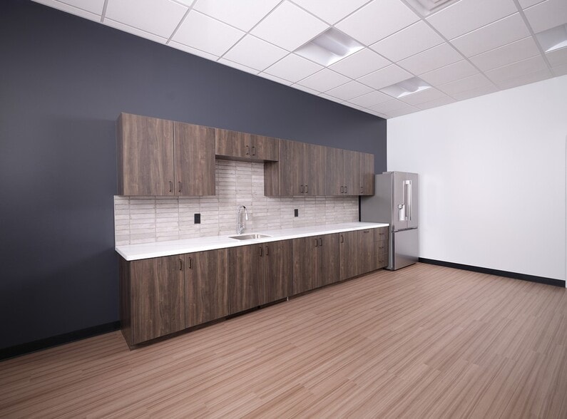 2350 W Corporate Center Dr, Phoenix, AZ for sale - Building Photo - Image 3 of 9