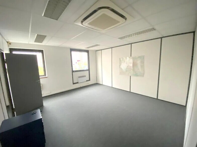 Office in Chatou to rent - Interior Photo - Image 2 of 12