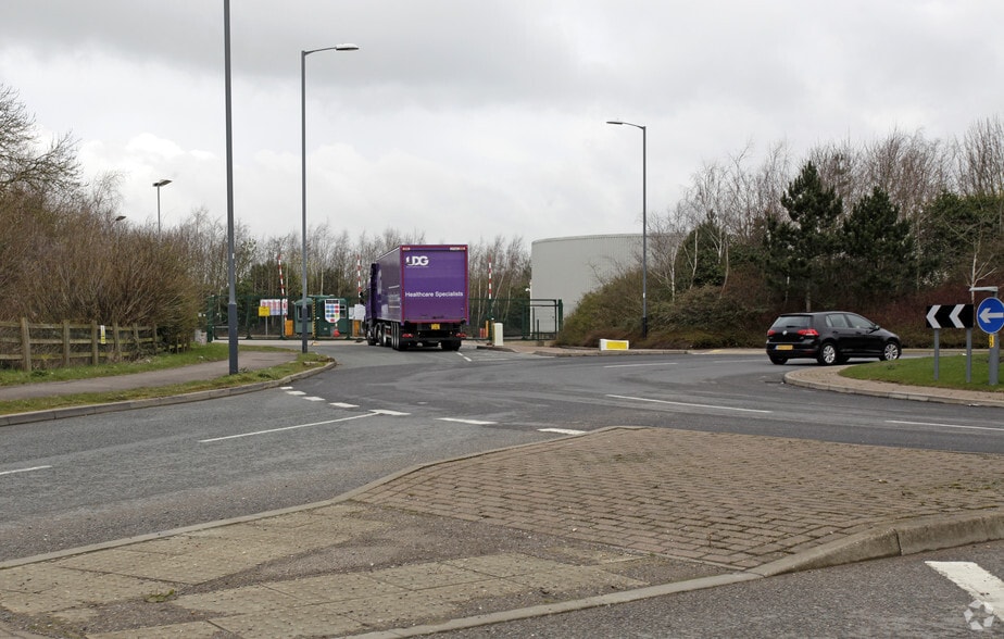 661 Castle Mound Way, Rugby to rent - Building Photo - Image 2 of 7