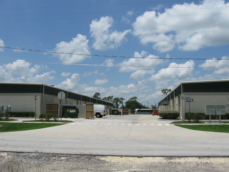 101-115 Hangar Rd, Kissimmee, FL for rent - Building Photo - Image 2 of 3