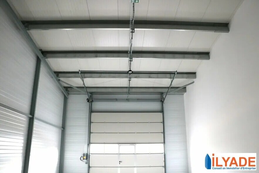 Office / Retail in Rousset to rent - Building Photo - Image 2 of 9