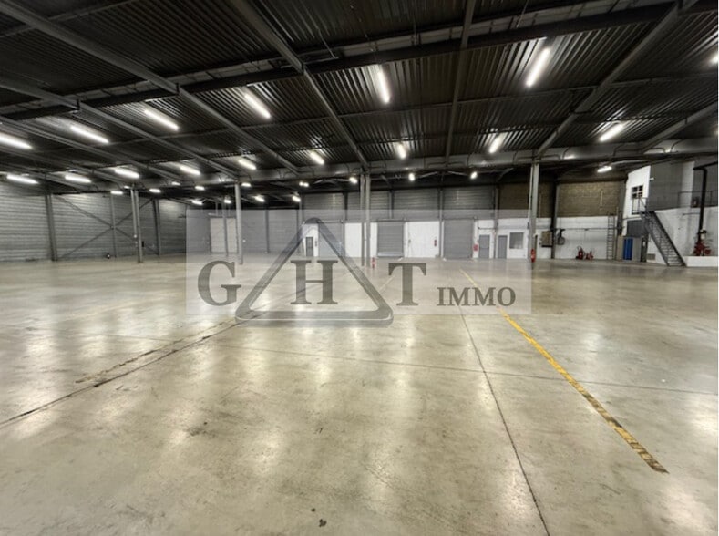 Industrial in Louvres to rent - Building Photo - Image 2 of 3