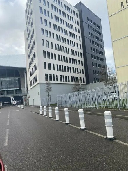 Office in Décines-Charpieu to rent - Building Photo - Image 1 of 7