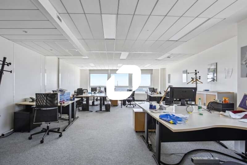 Office in Courbevoie to rent - Interior Photo - Image 1 of 13
