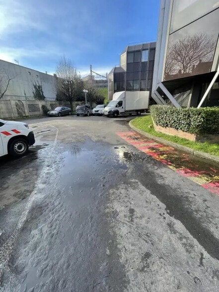 Retail in Malakoff to rent - Building Photo - Image 2 of 12