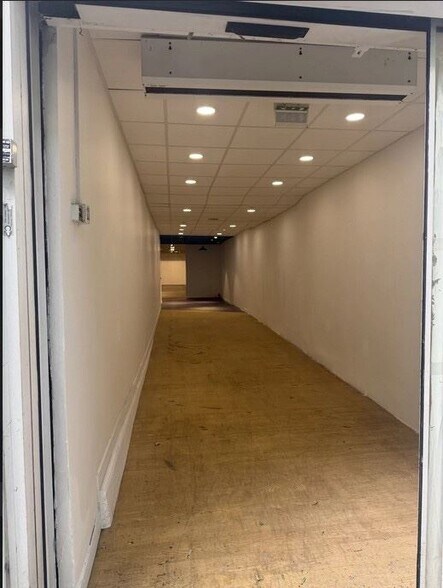 Retail in PARIS for sale - Interior Photo - Image 2 of 6