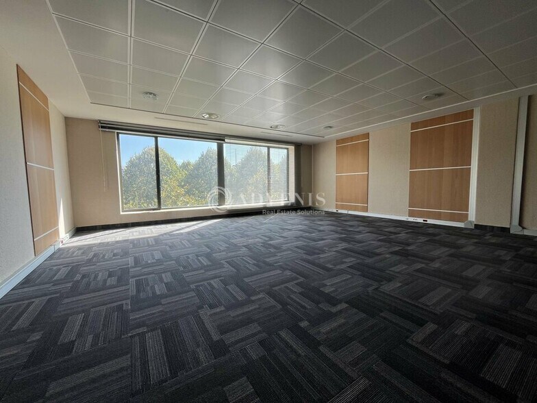 Office in Lieusaint to rent - Building Photo - Image 1 of 7