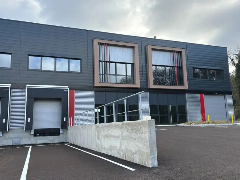 Light Industrial in Saint-Laurent-de-Mure to rent - Building Photo - Image 3 of 11