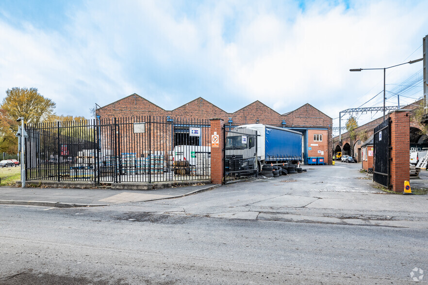 Hyde Rd, Manchester for rent - Building Photo - Image 2 of 3